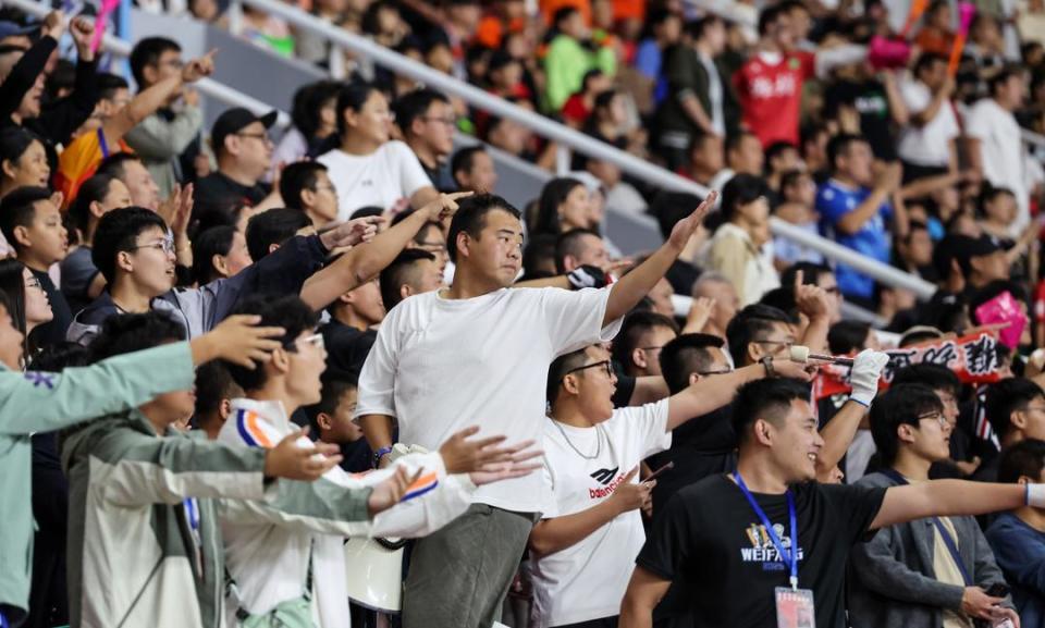 潍坊队丢球, 气氛热烈 潍坊队丢球, 气氛热烈