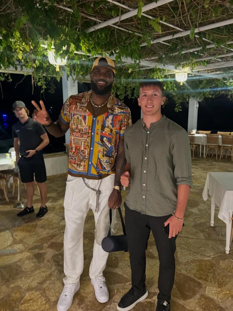 了詹姆斯近, 媒体